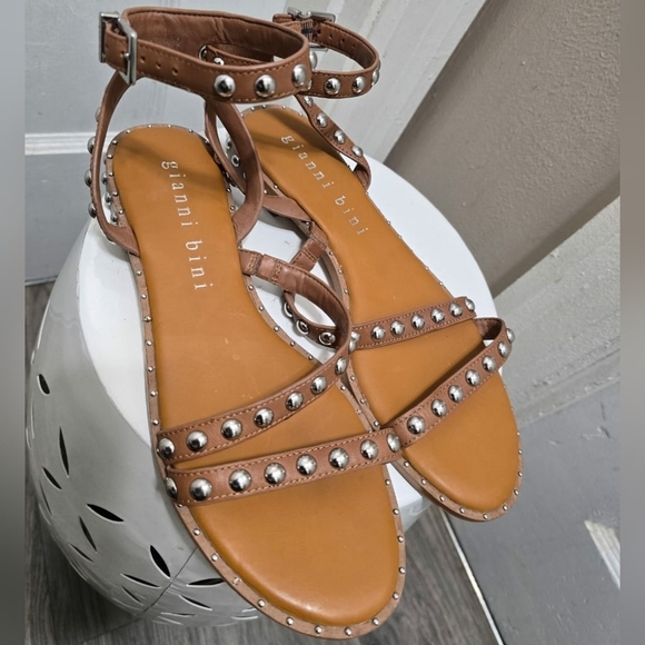 Gianni Bini Thong Studded Strappy Back Buckle Brown Leather Sandals. Size 8M🌴 - Picture 2 of 7